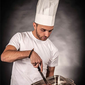 Restaurant Cheff mounting a dish